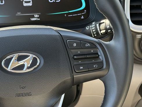 Used 2025 Hyundai Venue SEL image 12