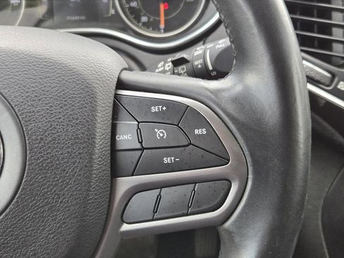 Used 2019 Jeep Cherokee Latitude Plus AWD/4WD image 12