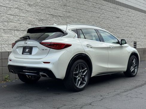 Used 2018 INFINITI QX30 Premium w/ Navigation Package FWD image 3