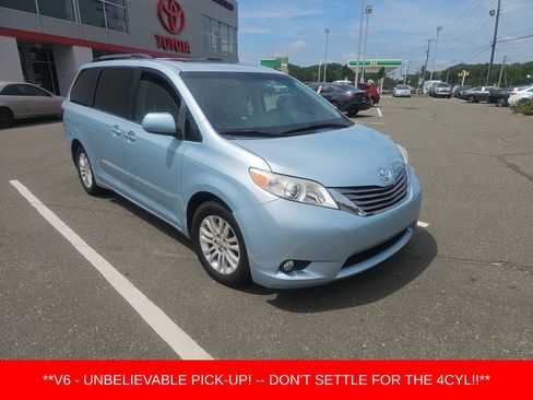 Used 2015 Toyota Sienna XLE FWD image 2