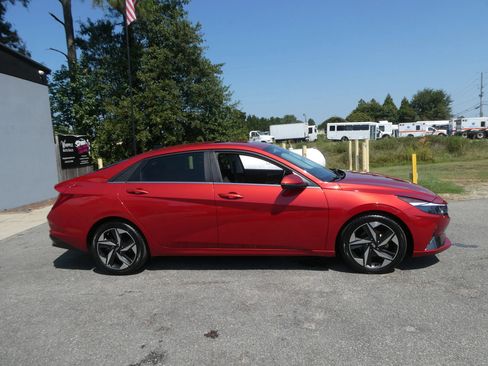 Used 2021 Hyundai Elantra Limited w/ Cargo Package FWD image 4