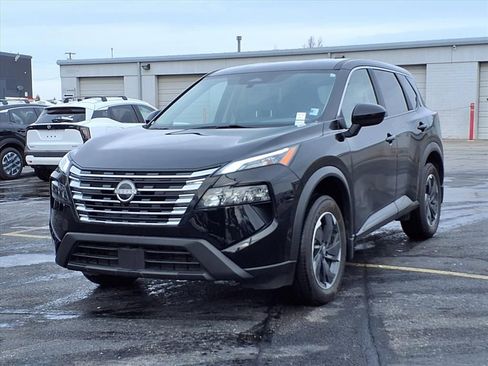 Used 2024 Nissan Rogue SV image 2