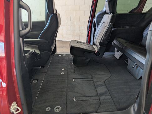 New 2026 Chrysler Pacifica Select image 5