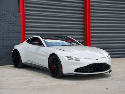 Used 2023 Aston Martin V8 Vantage Coupe RWD image 3