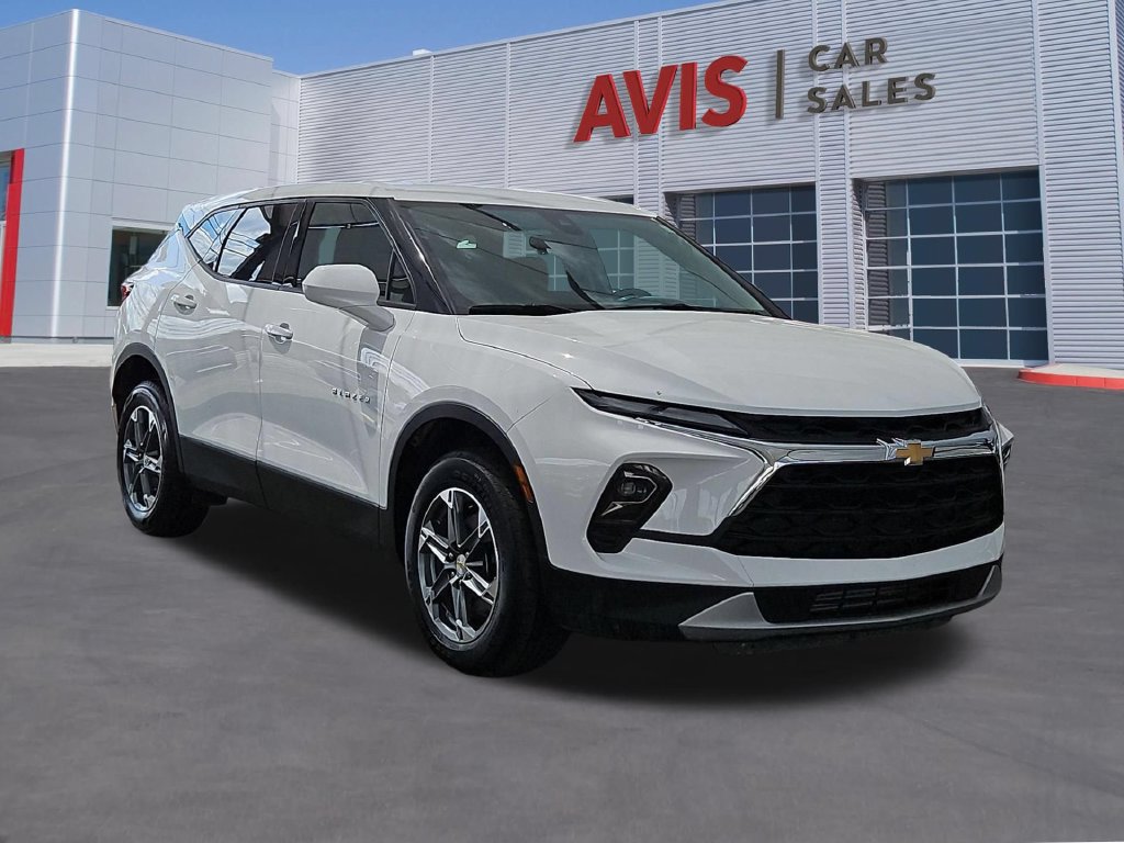 Used 2025 Chevrolet Blazer LT FWD image 3