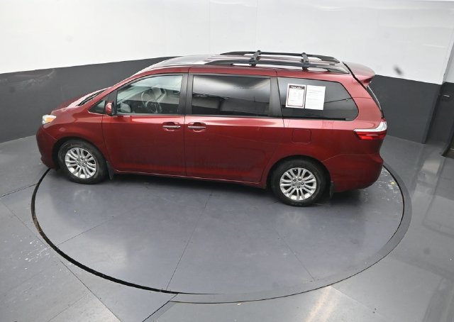 Used 2017 Toyota Sienna XLE w/ Outdoor Package FWD image 14