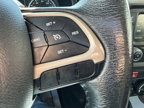 Used 2016 Jeep Renegade Latitude w/ Popular Equipment Group AWD/4WD image 19