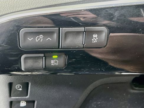 Used 2018 Toyota Prius Prime Premium FWD image 10