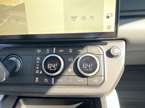 Used 2026 Land Rover Defender 110 X-Dynamic SE image 27