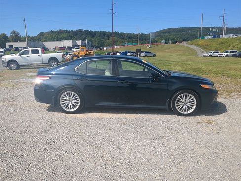 Used 2018 Toyota Camry XLE image 2