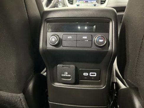 Used 2023 GMC Acadia SLE image 33