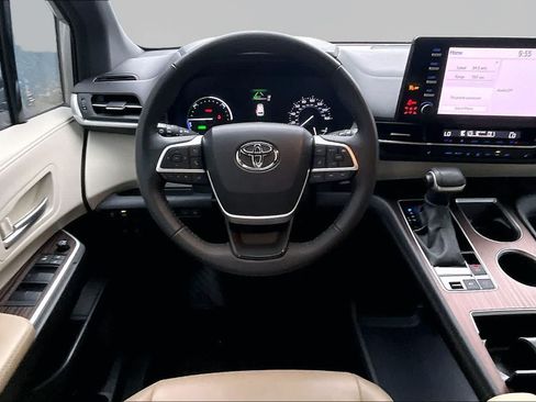 Certified 2023 Toyota Sienna XLE FWD image 6