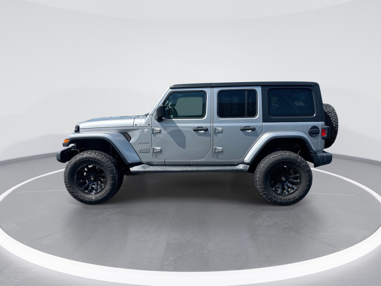 Used 2018 Jeep Wrangler Unlimited Sahara AWD/4WD image 6