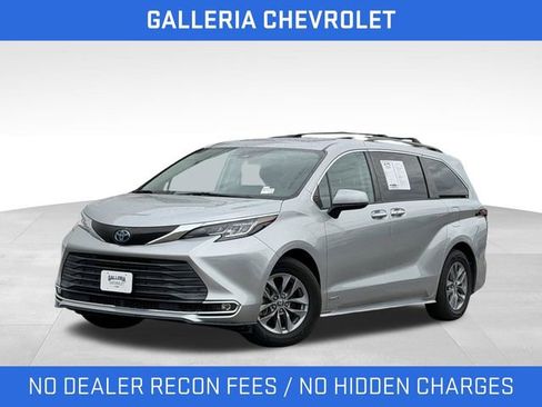 Used 2021 Toyota Sienna XLE FWD image 1