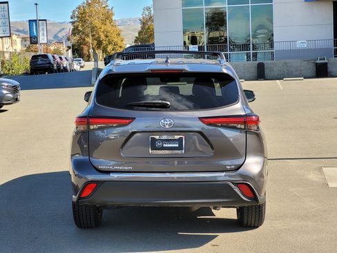 Used 2021 Toyota Highlander XLE image 6
