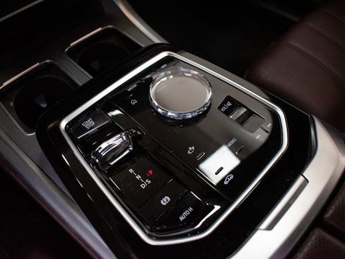 Certified 2023 BMW 760i xDrive w/ Luxury Rear Seating Package image 19