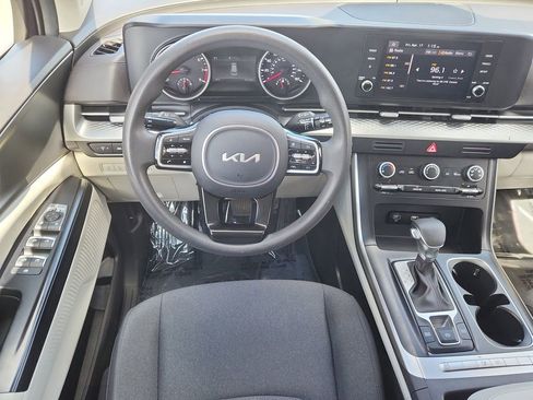 Used 2024 Kia Carnival LX FWD image 11