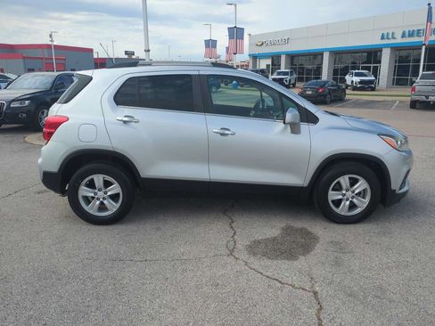 Used 2018 Chevrolet Trax LT w/ LT Convenience Package FWD image 9