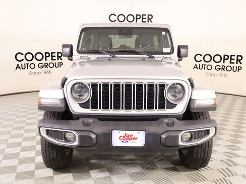 Used 2024 Jeep Wrangler Unlimited Sahara AWD/4WD image 9