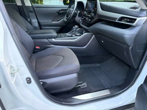 Used 2022 Toyota Highlander L FWD image 13