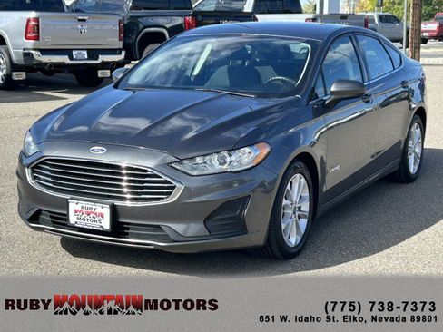 Used 2019 Ford Fusion SE image 3