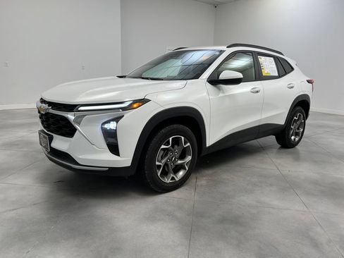 Used 2025 Chevrolet Trax LT FWD image 4