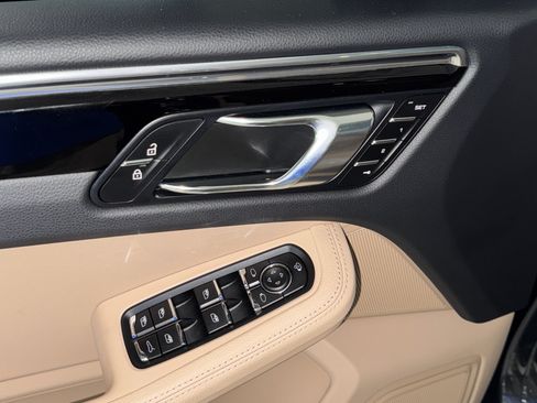 Used 2025 Porsche Macan AWD/4WD image 18
