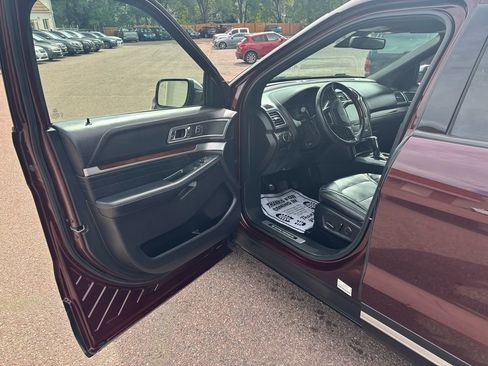 Used 2018 Ford Explorer Platinum image 11
