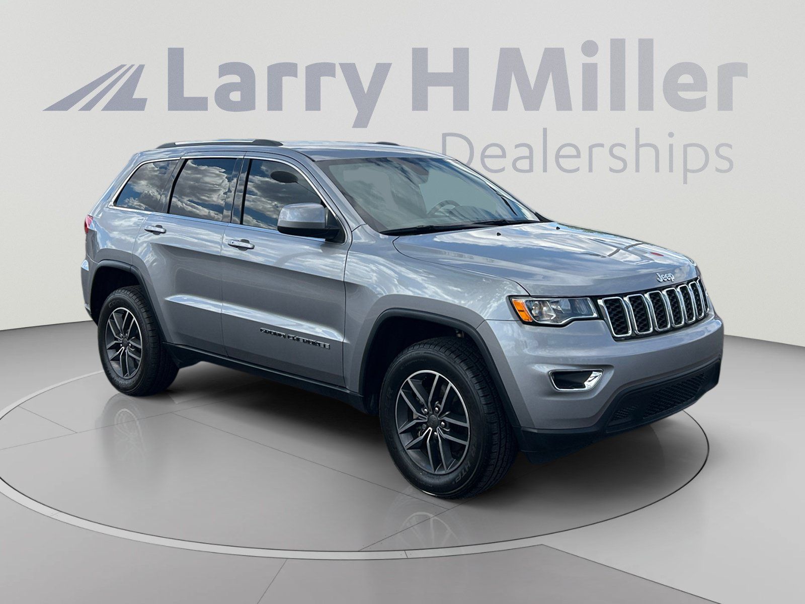 Certified 2019 Jeep Grand Cherokee Laredo w/ 18" Wheel & 8.4" Radio Group AWD/4WD image 7