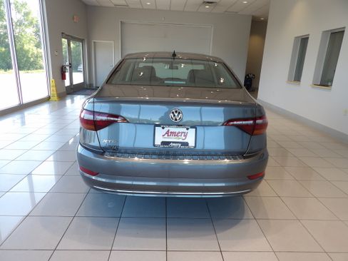 Used 2019 Volkswagen Jetta SE w/ Cold Weather Package FWD image 5