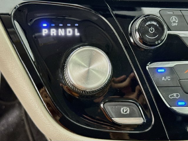 Used 2023 Chrysler Pacifica Touring-L FWD image 17