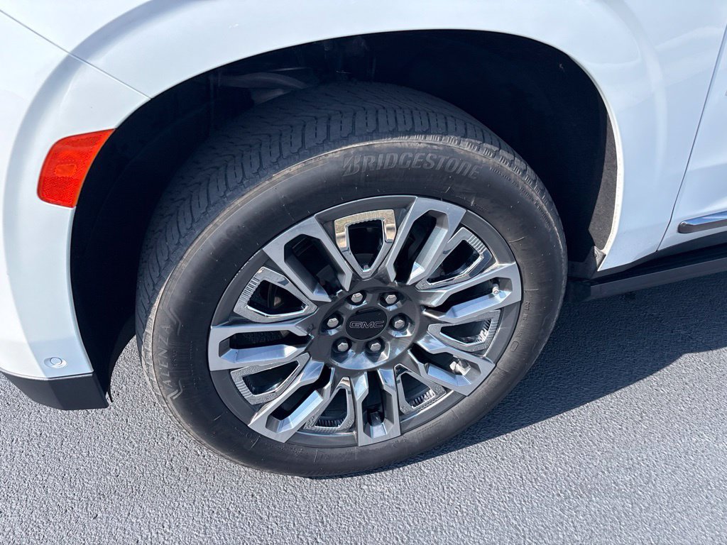 Used 2023 GMC Yukon Denali Ultimate AWD/4WD image 9