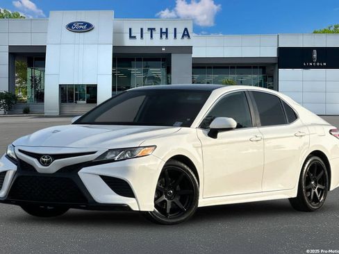 Used 2020 Toyota Camry SE image 1