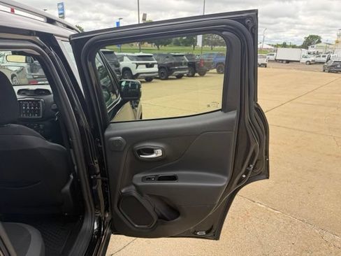 Used 2023 Jeep Renegade Altitude w/ Sun/Sound Group AWD/4WD image 15