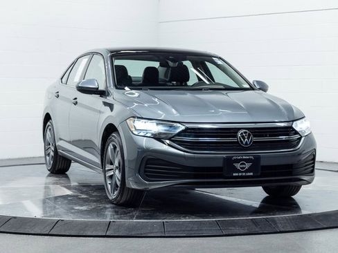 Used 2024 Volkswagen Jetta SE image 4