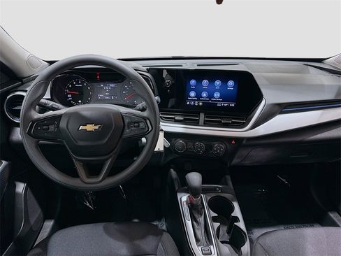 Used 2025 Chevrolet Trax LS image 22