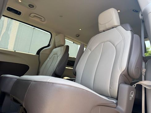 Used 2017 Chrysler Pacifica Touring-L FWD image 10