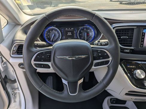 Used 2023 Chrysler Voyager LX FWD image 13
