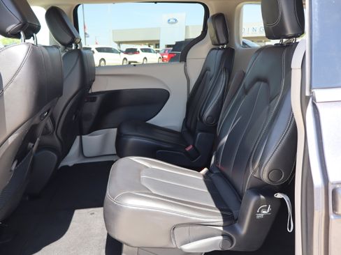 Used 2023 Chrysler Pacifica Touring-L FWD image 11