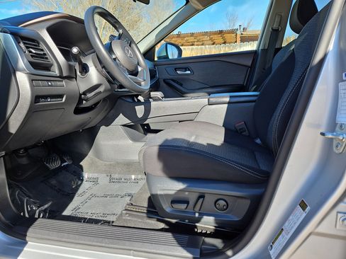 Used 2023 Nissan Rogue SV image 6