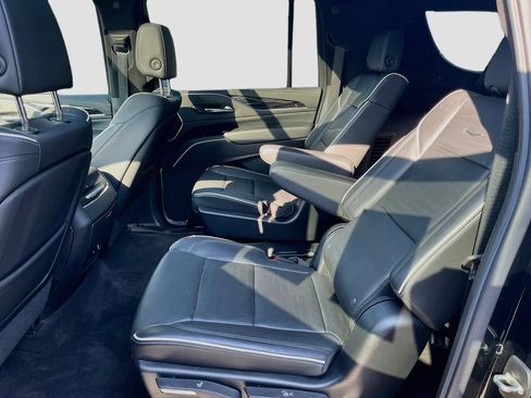 Used 2022 Cadillac Escalade ESV Sport w/ Touring Package AWD/4WD image 32