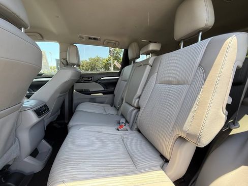 Used 2018 Toyota Highlander Plus w/ Preferred Accessory Package AWD/4WD image 38