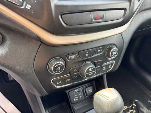 Used 2016 Jeep Cherokee Limited FWD image 19