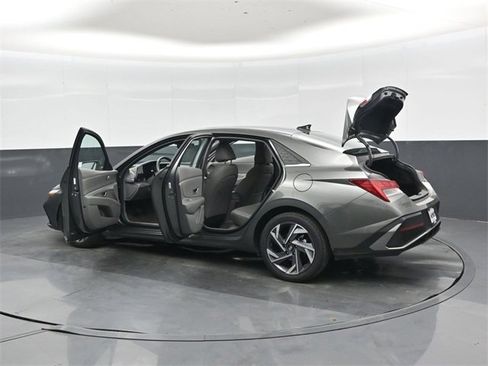 Used 2025 Hyundai Elantra SEL image 47