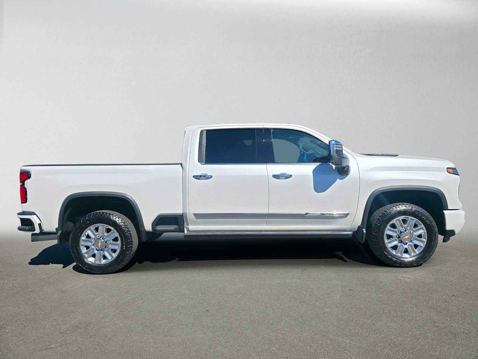 Used 2024 Chevrolet Silverado 2500 High Country w/ Technology Package AWD/4WD image 2