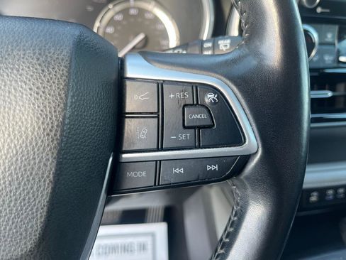 Used 2022 Toyota Highlander XLE image 32
