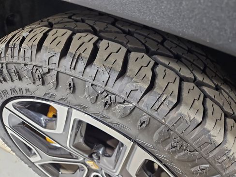Used 2023 Rivian R1S Adventure AWD/4WD image 32