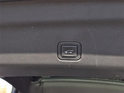 Used 2023 Chevrolet Suburban Premier image 10