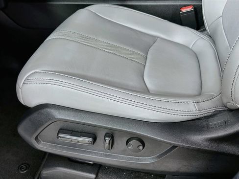 Used 2025 Honda Pilot Touring image 9