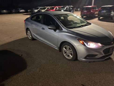 Used 2018 Chevrolet Cruze LT w/ Convenience Package image 13